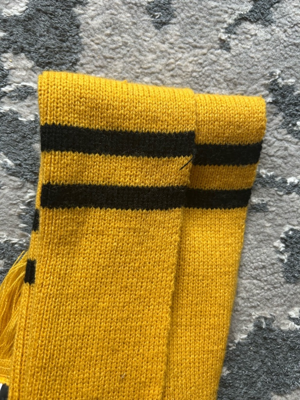 Cinereplicas Hufflepuff extra long Scarf has slight wear GUC - Picture 6 of 11